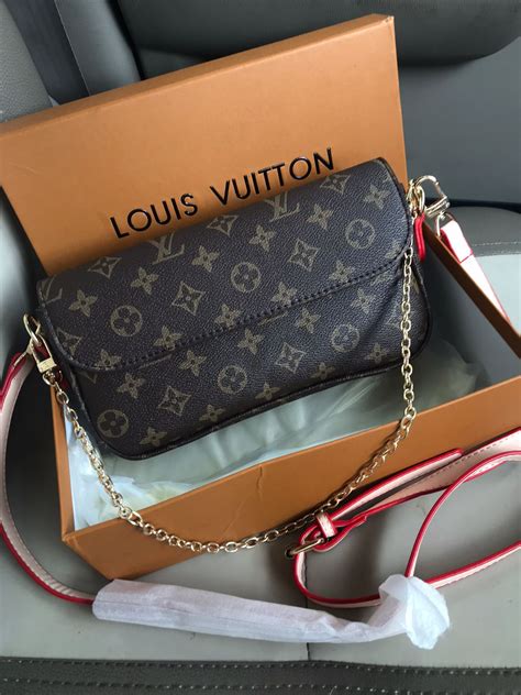 louis vuitton chain ivy wallet.